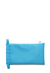 Pungă din țesătură albastră cu o textură netedă, formă rectangulară și un model țesut. Dispune de o etichetă albastră în formă de buclă și un mic logo.