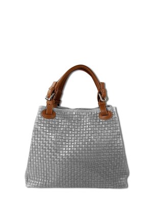 Grijze geweven draagtas met dubbele handvatten van bruin leer en zilveren gespsdetails op een witte achtergrond.