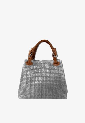 Sac fourre-tout gris tissé avec double anses en cuir marron et détails de boucles argentées sur fond blanc.