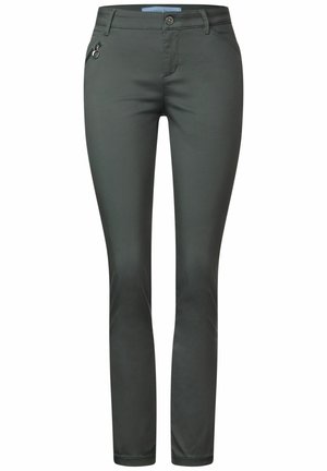 Pantalon slim gris foncé pour femmes, avec poche zippée devant et fermeture par bouton, présenté sur fond blanc.