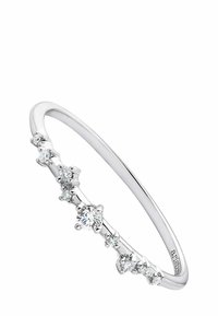 Anillo de plata con una fila de pequeños diamantes de corte redondo que brillan y están dispuestos de manera ajustada a lo largo de la banda.