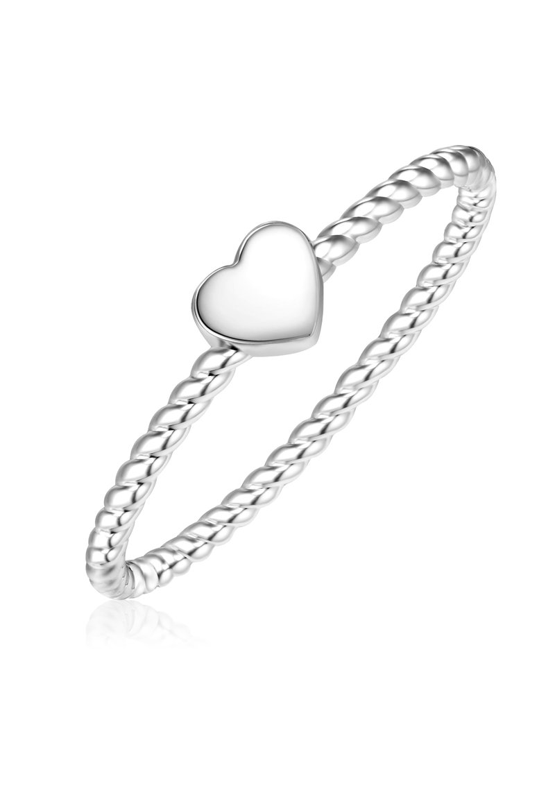 Srebrni prsten s uvijenom trakicom koji ima polirani, oblik srca kao središnji detalj, gladak tekstura s reflektirajućim površinama.