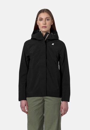 Giacca nera impermeabile con cappuccio, chiusura frontale a zip e logo sul petto. Presenta una texture liscia e un design aderente.