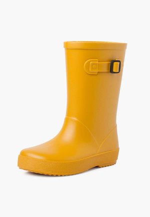 Botas de lluvia de goma amarillas con un acabado liso, punta redonda y un acento de hebilla negra en el lateral. Suela texturizada para un mejor agarre.