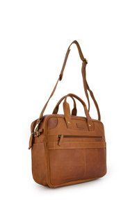 Brązowa skórzana torba na ramię z podwójnymi uchwytami i regulowanym paskiem na ramię. Posiada przednią kieszeń na zamek oraz wytłoczony logo marki.