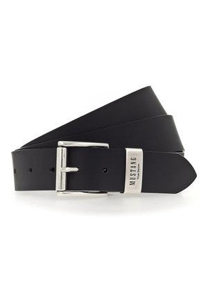 Zwarte leren riem met een zilveren metalen gesp, met een rechthoekig frame en een gestempelde merkaccent. Zachte textuur, taps toelopende punt.