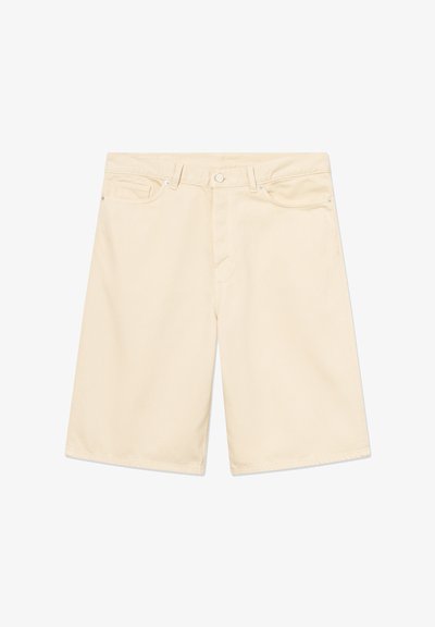 Beżowe krótkie spodenki dżinsowe do kolan z przednim guzikiem, zamkiem błyskawicznym, szlufkami na pasek i projektem z pięcioma kieszeniami na białym tle.
