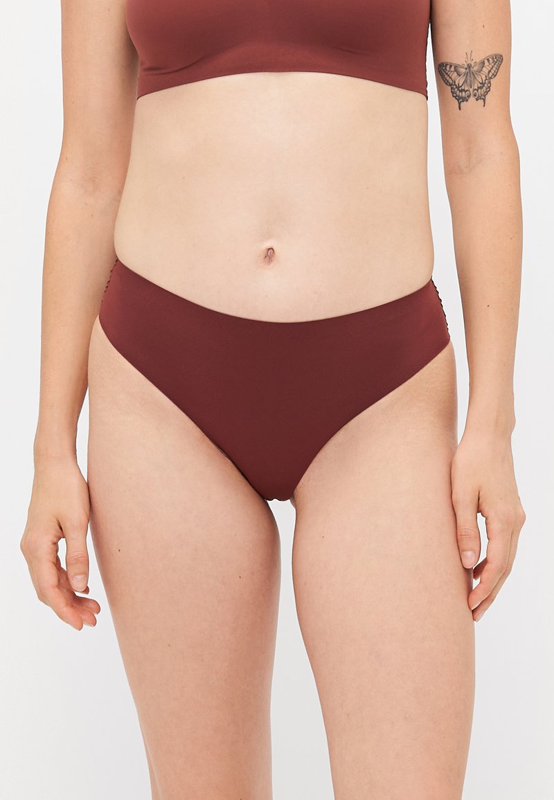 Burgundi színű bikini alsó, sima textúrával, magas derékkal és letisztult szegéllyel, teljes fedést biztosítva és minimalista stílusban.