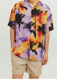 Camisa de botones de manga corta con un colorido patrón de palmeras en negro, púrpura, naranja y amarillo, con un corte relajado.