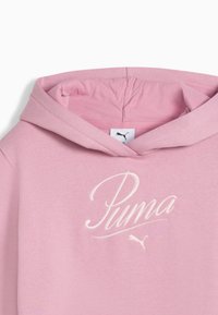 Rosa Kapuzenpullover aus weichem Stoff mit einem großen, gestickten "Puma"-Logo in Weiß und einer kleinen Puma-Silhouette darunter.