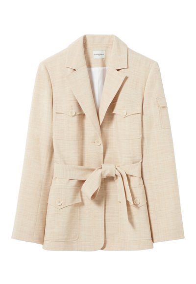 Veste ajustée beige clair avec de grandes poches frontales, une ceinture à la taille et un col à revers. Tissu texturé avec un motif discret.