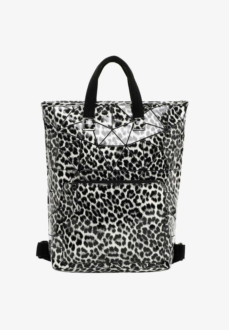 Mustvalge geomeetrilise mustriga kott, millel on läikiv viimistlus, kahekordne pehme käepide ja eesmine lukuga tasku. Reguleeritavad õlarihmad on lisatud.