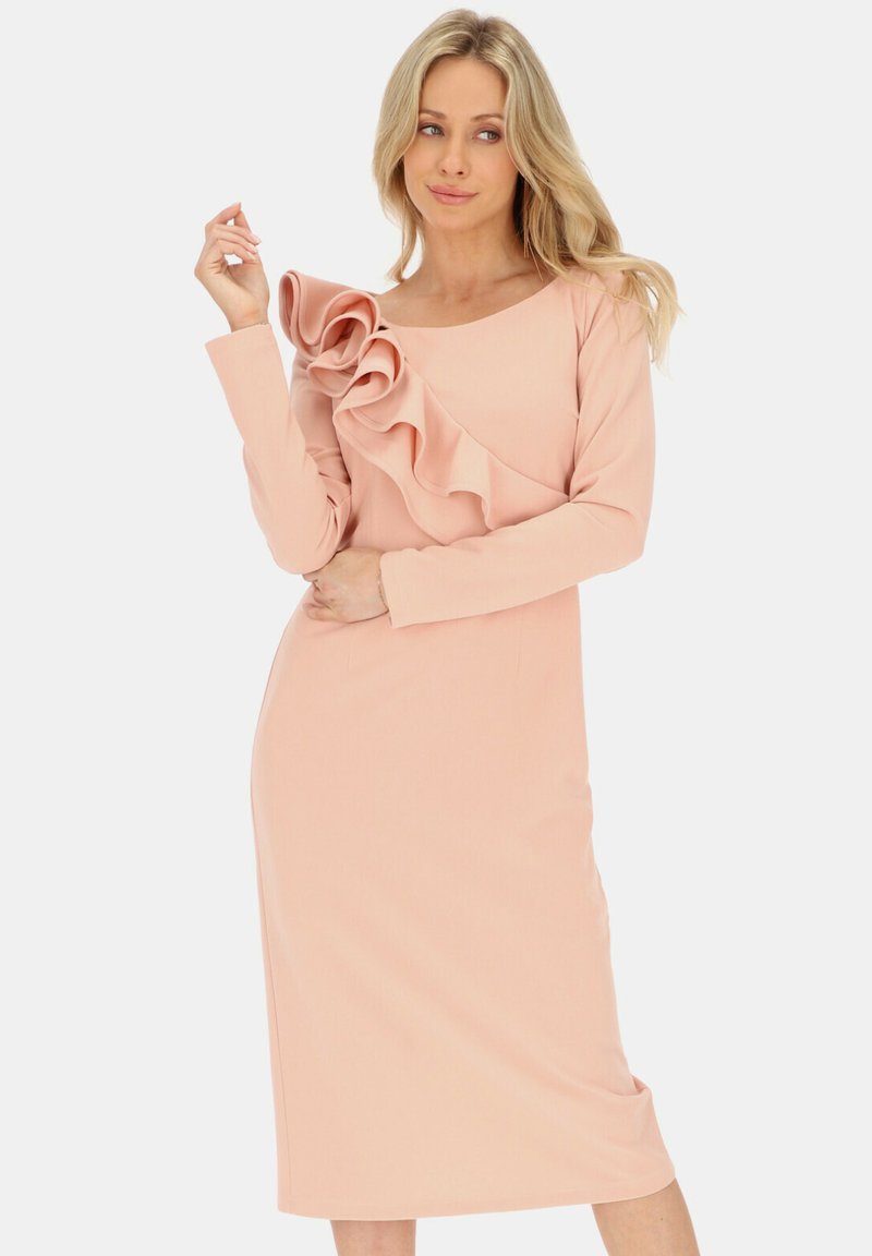 Długa, różowa sukienka z długim rękawem z falbaną na jednym ramieniu. Wykonana z gładkiego materiału, ma dopasowaną sylwetkę i długość do kolan.