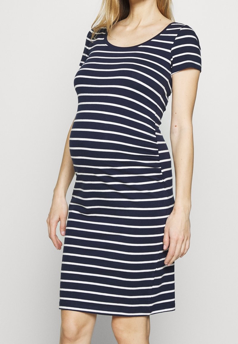 Mörkblå och vitrandig gravidklänning med korta ärmar, figurnära design och sidokrusning för komfort. Mjuk, stretchig tyg.