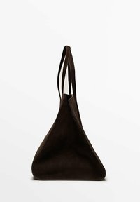 Brązowa torebka typu tote ze złożonym kształtem trójkątnym, z dwiema długimi rączkami i gładką fakturą. Minimalistyczny design bez widocznych elementów metalowych.