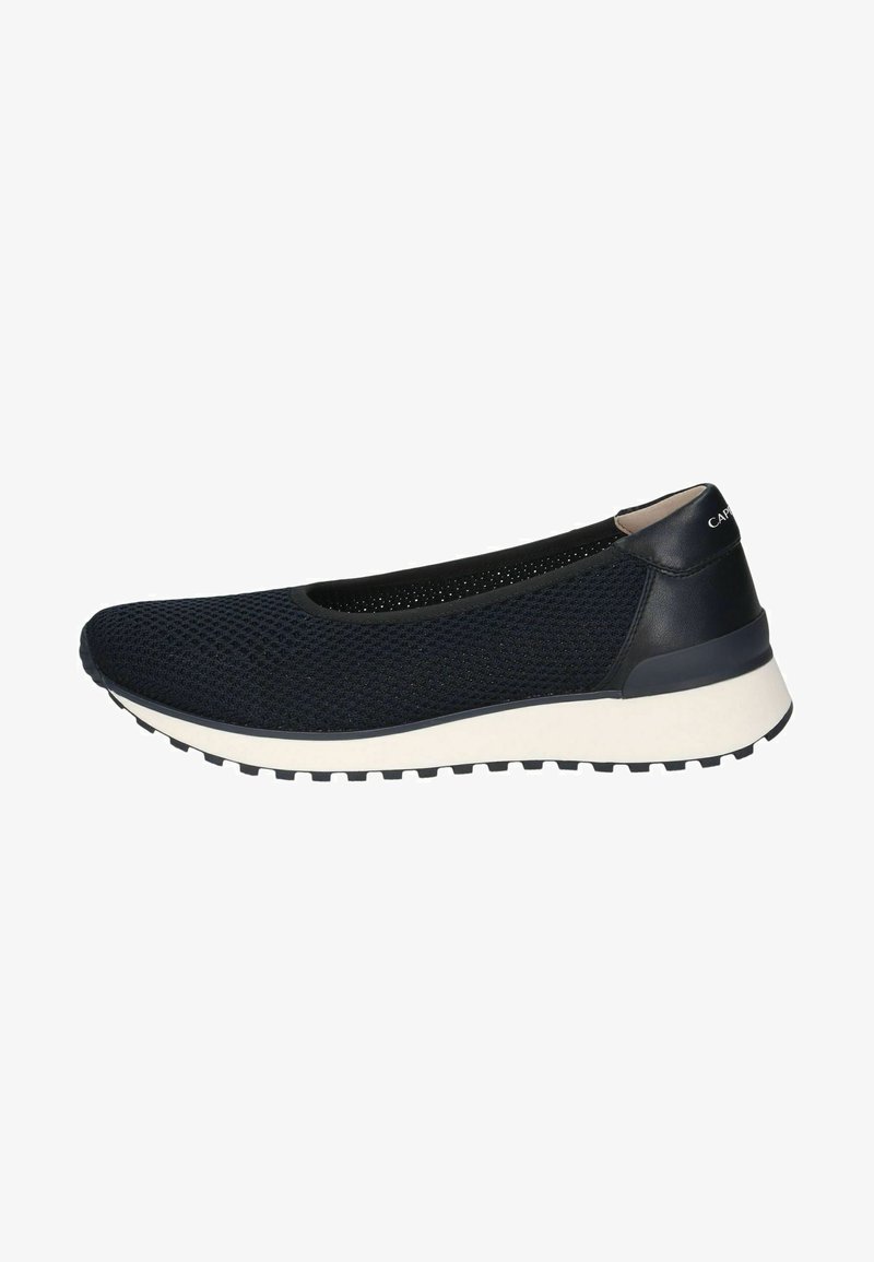 Zapato tipo slip-on de malla azul marino con detalles de cuero negro, entresuela blanca y suela de goma texturizada. Diseño elegante con tejido transpirable.