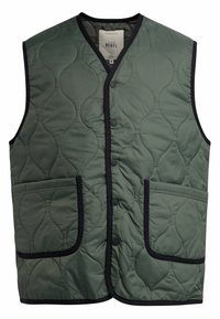 Gilet matelassé vert avec un col en V, des bordures noires, des boutons-pression et deux poches avant. Fabriqué à partir d'un matériau lisse et léger.