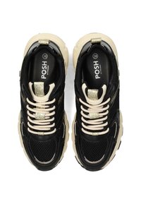 Baskets noires en mesh avec des accents crème, des lacets texturés, un capuchon brillant et une étiquette métallique ; taille 38. Elles présentent des semelles sportives et confortables.