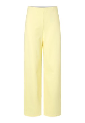 Spodnie z wysokim stanem o szerokich nogawkach w pastelowo żółtym kolorze, z czystym przodem bez widocznych zapięć ani kieszeni.