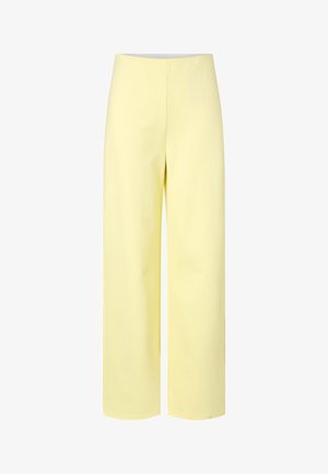 Pantalones de tiro alto y pierna ancha en amarillo pastel con un frente limpio y sin cierres o bolsillos visibles.