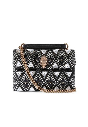 Sac à main noir avec des clous triangulaires, des détails argentés et une bandoulière chaîne dorée. Présente une surface texturée et un fermoir décoratif central.