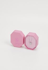 Rosa achteckige Schmuckbox mit strukturiertem Oberflächen, die eine silberne Kette mit einem herzförmigen Anhänger darin zeigt.