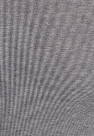 Tessuto grigio a righe con una trama fine, che presenta una sottile combinazione di toni scuri e chiari disposti in strisce verticali.