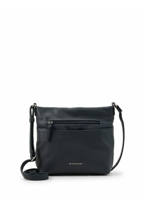 Sac bandoulière en cuir noir avec sangle réglable, poche avant zippée et logo Tom Tailor visible en bas au centre.