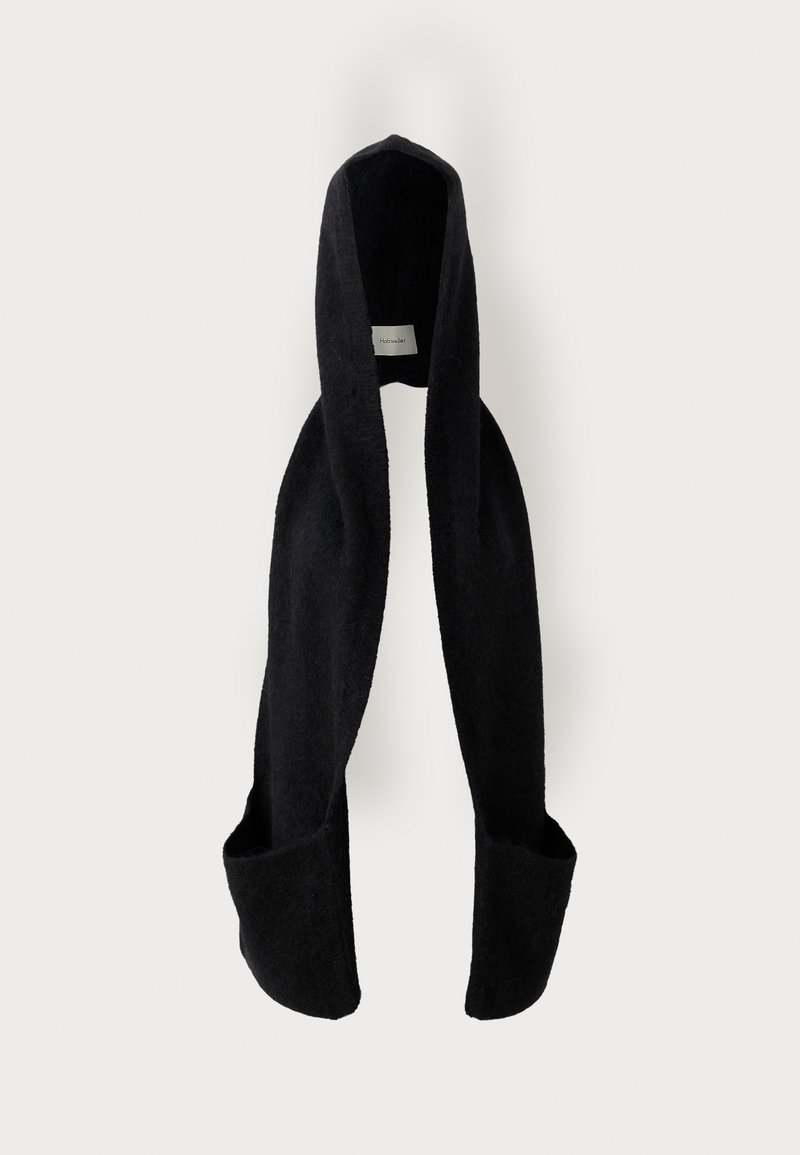 Écharpe en laine noire avec un design à capuche, présentant une finition texturée et deux extrémités ouvertes pour un enfilage facile. Étiquette visible près du col.