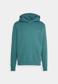 Tyrkysová mikina z měkké látky s přední kapsou. Disponuje kapucí na šňůrku a výrazným zeleným logem "HILFIGER" na hrudi.