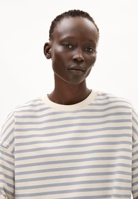 Gestreiftes Sweatshirt in Creme und Hellblau. Weicher Stoff, lockere Passform, runder Halsausschnitt und kurze Ärmel. Einfaches Design ohne zusätzliche Akzente.