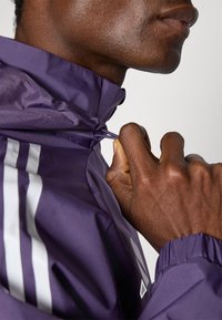 adidas Performance MANCHESTER UNITED ALL WEATHER JACKET - Vereinsmannschaften - aurora plum/white/black