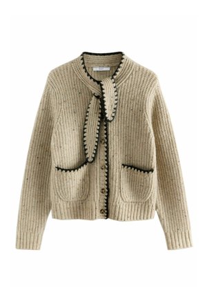 Beige Strickjacke mit strukturiertem Muster, schwarzem Saum und zwei vorderen Taschen. Verfügt über eine Krawatte am Kragen und einen Knopfverschluss.