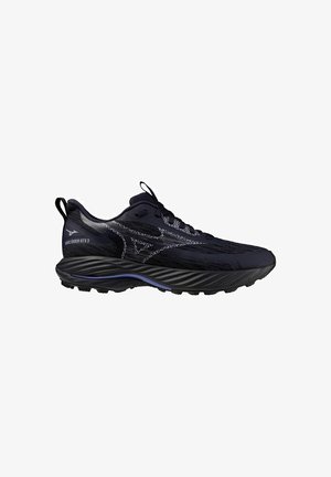 Chaussure de course noire avec une tige en maille texturée, accents gris et un éclat violet sur la semelle. Comprend un semelle intermédiaire rembourrée et un profil de semelle robuste.