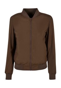 Chaqueta bomber marrón con mangas largas, puños y cuello acanalados. Cierre de cremallera en la parte frontal. Tejido suave y ligero sin patrones.