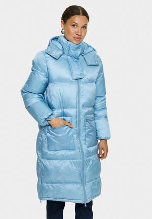 Helle blaue Steppjacke mit hohem Kragen, durchgehendem Reißverschluss und Klappentaschen. Glatte, satinartige Textur mit genähtem Paneldesign.