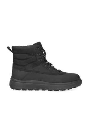 Czarne buty trekkingowe o wysokiej cholewce, wykonane z trwałego materiału, z sznurowadłami, teksturowanym wierzchem i solidną, gumową podeszwą.
