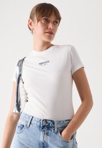 Tommy Jeans SLIM ESSENTIAL LOGO TEE - Basic T-shirt - ecru