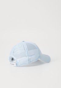 Boné de beisebol azul claro com parte traseira em malha, aba curvada, faixa ajustável e um patch com logótipo na parte de tr�ás. Textura suave com ventilação.