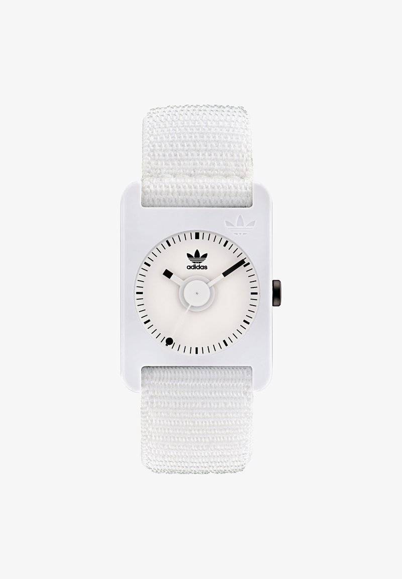Bela pravokotna ura z blago zapestnico. Ima bel številčnica z črnimi kazalci in številkami ter črnim logotipom Adidas.