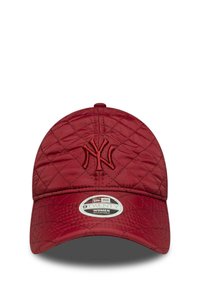 Rode gewatteerde baseballpet met een verhoogd geborduurd logo aan de voorkant, verstelbare band en een gestructureerde stof. Ronde tag op de rand.