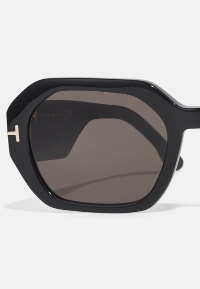 Ochelari de soare negri cu rame supradimensionate și unghiulare și lentile întunecate. Prezintă un accent cu logo aurie pe partea ramei. Fabricati din plastic.