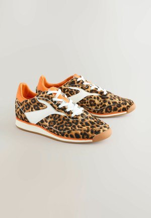 Trampki w panterkę z pomarańczowymi akcentami, białym logo i sznurowanym fasonem; wykonane z teksturowanego materiału z gumową podeszwą.