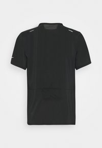 Černé sportovní tričko s krátkým rukávem, síťovaná zadní část a reflexní akcenty. Má přiléhavý střih a texturovanou tkaninu.