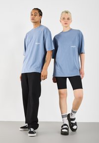 YOURTURN UNISEX - Nyomott mintás póló - washed country blue