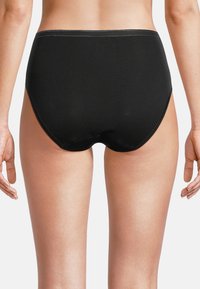 Schwarze hoch-taillierte Unterwäsche aus glattem Stoff, mit einem nahtlosen Design und dezenten Nähten am Taillenbund und an den Beinöffnungen.