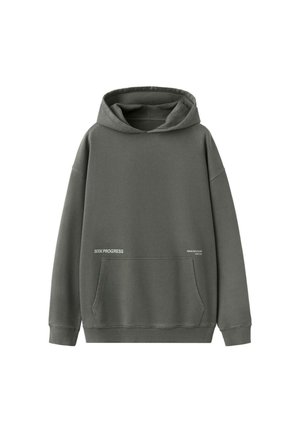 Dunkelgrauer Kapuzenpullover mit Fronttasche und kleinem weißen Text mit den Worten "SEEK PROGRESS" und "MAKE DECISION FOR YOU" auf der Vorderseite.