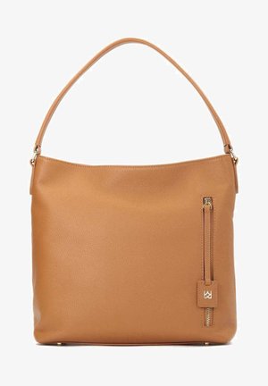 Tan læder skuldertaske med enkelt håndtag og lodret lynlåslomme på højre forside med lille logoetiket.