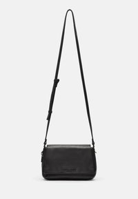 Borsa a tracolla nera in pelle con forma rettangolare, cinturino regolabile, chiusura a pattina magnetica e logo impresso sul davanti.