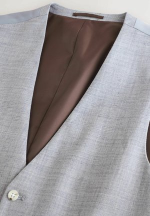 Helles graues Weste mit strukturierter Oberfläche, ausgestattet mit einem braunen Satinfutter, einem spitzen Kragen und einem weißen Knopf.